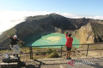DANAU TIGA WARNA KELIMUTU BERUBAH WARNA