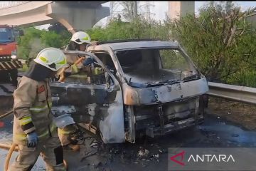 Sebuah mobil bak bermuatan sayuran terbakar di ruas Tol Jagorawi 