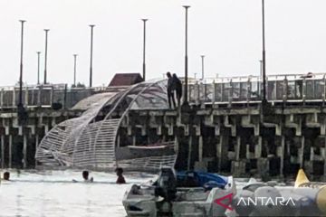 Pemkab perbaiki atap Jembatan Cinta Pulau Tidung yang ambruk