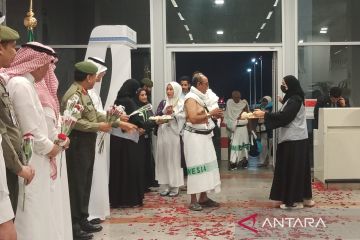 Jamaah calon haji asal Madura dapat sambutan hangat di Bandara Jeddah