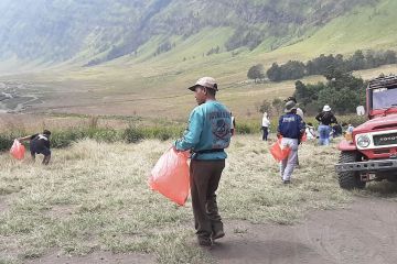 Ratusan peserta lakukan aksi bersih sampah Gunung Bromo
