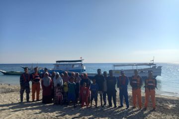 Tim SAR gabungan evakuasi 18 penumpang kapal mati mesin di Sikka
