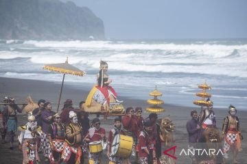 Warga pesisir Pantai Parangtritis gelar tradisi Labuhan Pisungsung Jaladri