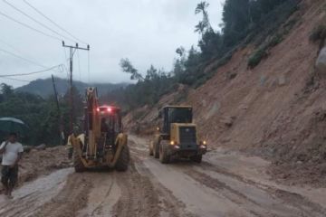 Pemprov Sulbar berhasil buka akses jalan tertutup longsor di Mamasa