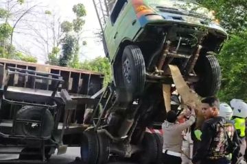 Mobil minibus ringsek tertimpa truk trailer di Kamal Muara Jakut