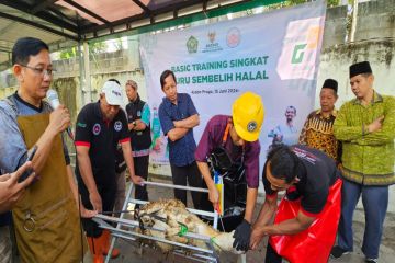 Kemenag-Baznas Kulon Progo memberi pelatihan penyembelihan hewan