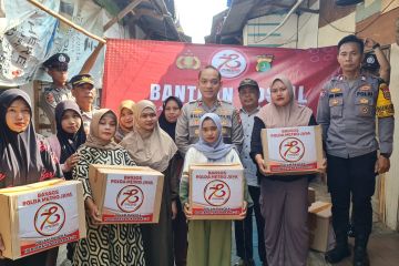 Polisi bagikan 100 paket sembako untuk warga di Kembangan