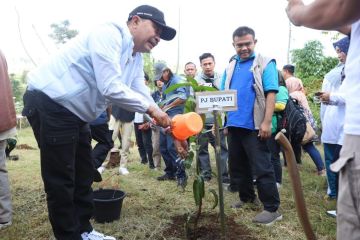 Pemkab Garut tanam lima ribu pohon pulihkan lahan kritis
