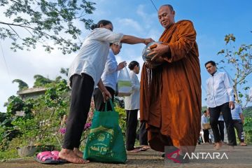 Biksu lakukan ritual pindapata dengan berjalan kaki dari desa ke desa