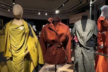 Pakaian dan perhiasan mendiang Vivienne Westwood dilelang