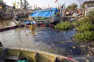Sungai di Indramayu terkena tumpahan minyak mentah