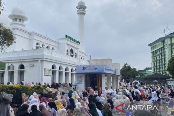 Jamaah shalat Idul Adha di Masjid Al-Azhar melimpah hingga ke halaman