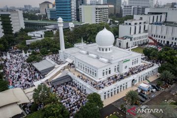 Jamaah Masjid Agung Al-Azhar sholat Idul Adha lebih awal