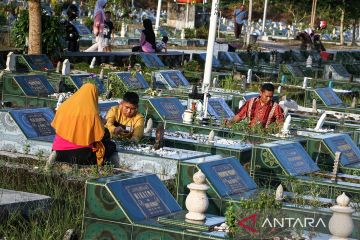 Tradisi ziarah kubur jelang Idul Adha untuk doakan keluarga yang telah wafat