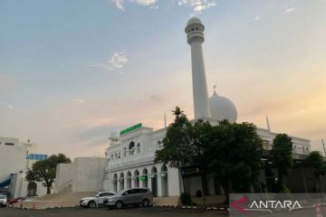 Pengelola Masjid Al-Azhar bagikan daging kurban pada Senin sore