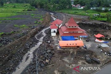 Shalat Idul Adha di lokasi banjir bandang lahar dingin Gunung Marapi