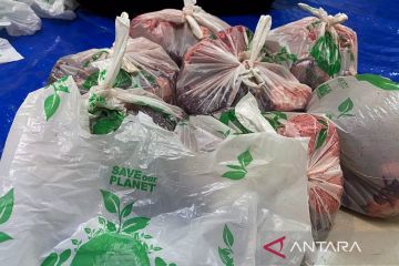 Kantong plastik "biodegradble" dipilih warga untuk wadah daging kurban