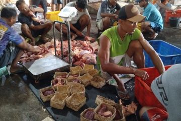 Pembagian daging kurban di Semarang mulai tinggalkan kantong plastik
