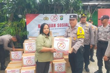 Polisi bagikan 75 paket sembako untuk warga di Kalideres