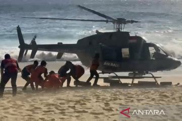 Basarnas Bali evakuasi wisman Qatar yang hanyut di Pantai Kelingking