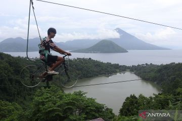 Serunya menikmati pemandangan Danau Ngade dari Puncak Laguna Ternate