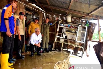 Penjabat Gubernur Gorontalo tinjau warga terdampak banjir