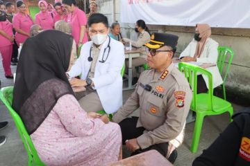 Polisi beri layanan kesehatan gratis dan bagikan sembako di Jakut