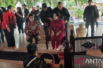 Megawati peringati wafatnya sang ayah di makam  Blitar