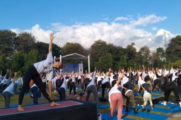 700 peserta yoga bersama di Bali pada Hari Yoga Internasional