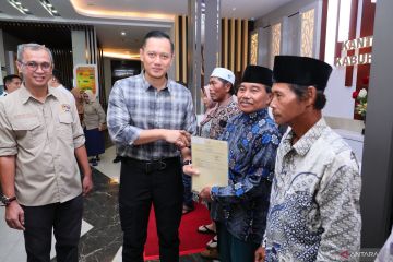 Menteri AHY serahkan sertifikat elektronik perdana di Kalimantan Barat