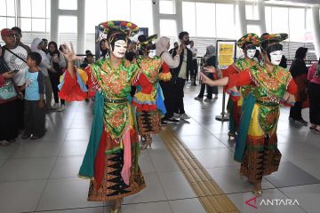 Meriahnya perayaan HUT Jakarta di stasiun LRT Jabodebek
