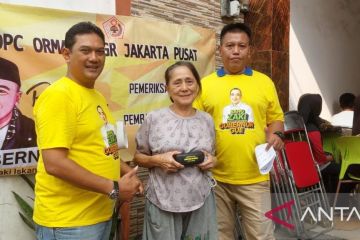 MKGR DKI Jakarta bagikan 100 kacamata baca kepada warga