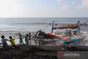 Evakuasi perahu karam terhantam ombak di Pantai Cemara Banyuwangi