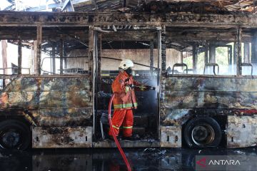Kebakaran hanguskan bengkel bus Damri di Surabaya