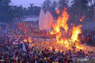 Uniknya ritual Bakar Tongkang di Bagansiapiapi