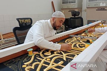 Ikuti tradisi tahunan, Arab Saudi ganti kiswah Ka'bah