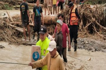 Evakuasi warga terisolir akibat banjir Parigi Moutong terus dilakukan