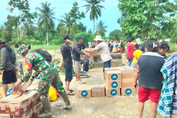 Kodim Palu serahkan bantuan kemanusiaan bagi korban banjir di Parimo