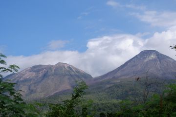 Gunung Lewotobi Laki-laki erupsi selama 13 menit