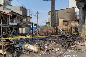 Damkar Jaktim padamkan empat rumah terbakar di Cakung 