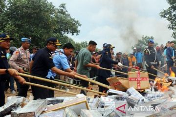 Bea Cukai Bandarlampung musnahkan 40 juta batang rokok ilegal