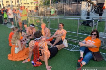 Fans Belanda tertunduk lemas melihat timnya keok