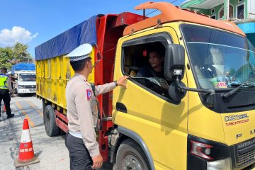 Polisi tilang 40 kendaraan barang yang melebihi kapasitas di Garut