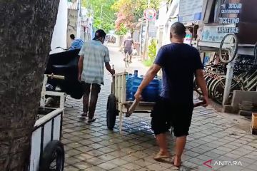Polda NTB cek penjualan air ilegal warga Prancis di Trawangan