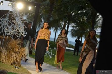 Desainer di Bali pamerkan busana dari kain sisa tekan limbah
