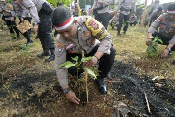 Aksi tanam pohon HUT Bhayangkara