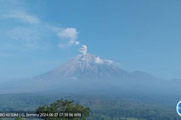 Semeru beberapa kali erupsi Kamis pagi, tinggi letusan capai 900 meter
