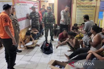 Puluhan WNA terdampar di Sukabumi mencoba kabur saat diamankan polisi