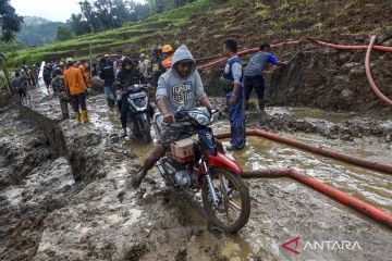 Longsor dan banjir menerjang 17 lokasi di Tasikmalaya