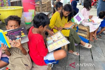 Sikola Bajalan untuk pendidikan anak Bajau di Wakatobi